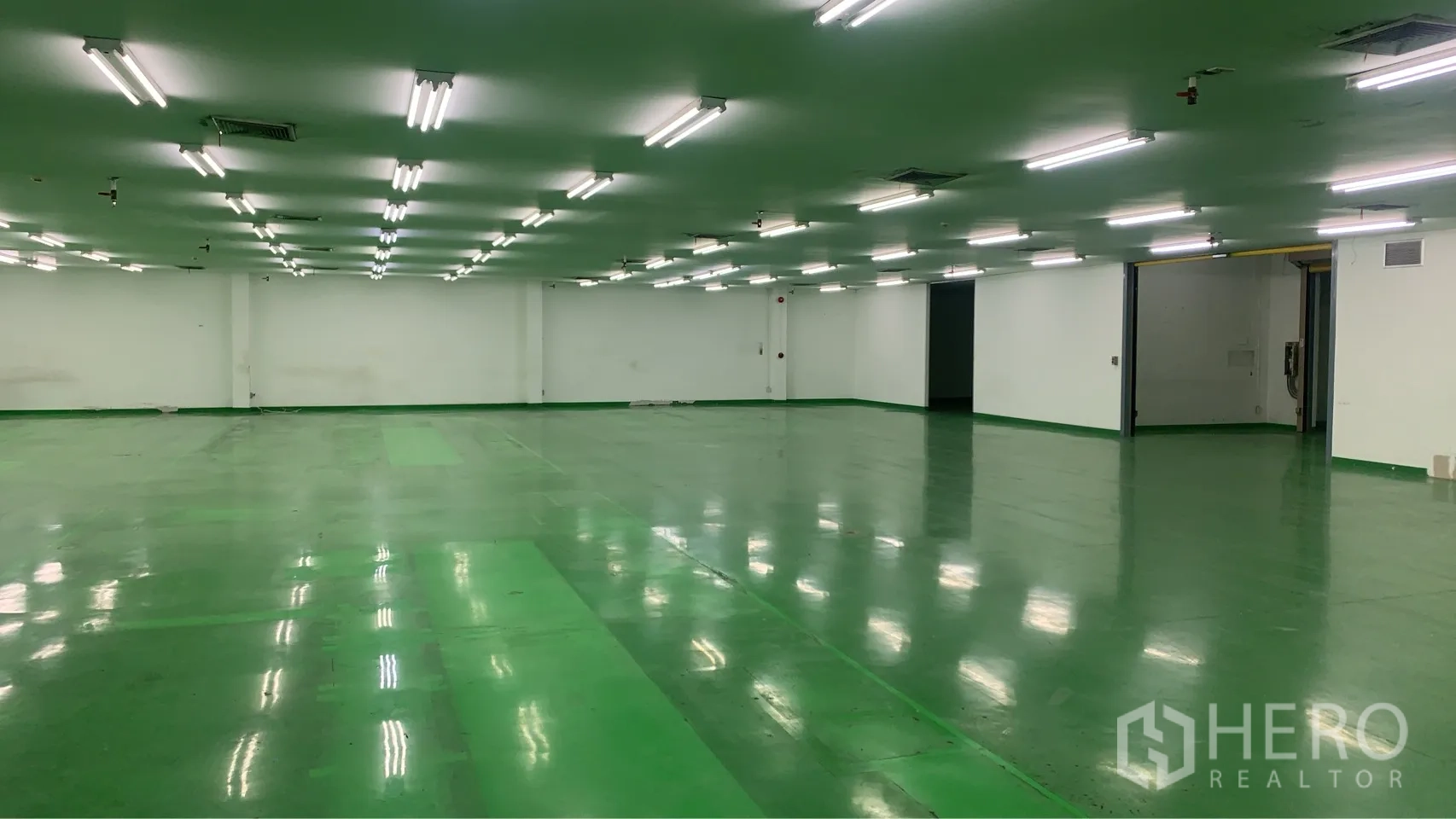 工厂 for rent in Mueang Samut Prakan, Samut Prakan - 工业大厅，带滑动开口分区、抛光绿色地坪与均匀天花照明。