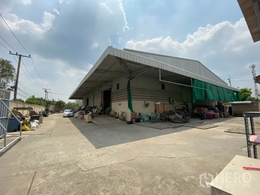 工厂 出售在Khlong Luang, Pathum Thani - 金属外墙厂房，带大跨度雨棚装卸区与宽阔混凝土场地（Khlong Luang）。