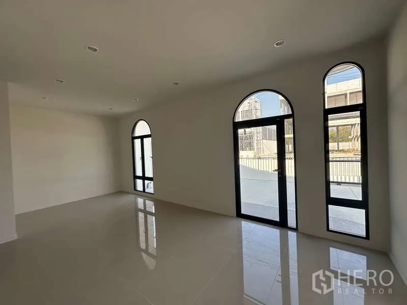 工厂 出售在Lam Luk Ka, Pathum Thani - 一层办公室，拱形玻璃门通向前院。