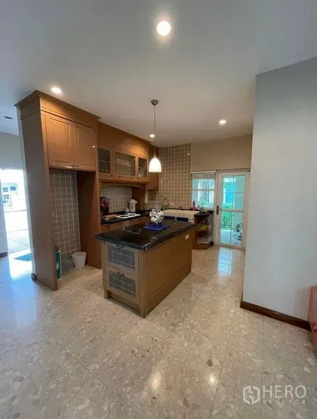 Detached House for rent - Modern kitchen with island, granite countertop, built-in cabinetry, pendant lighting, and patio access.