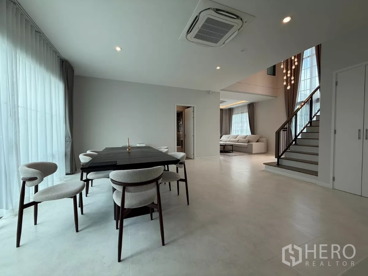 บ้าน ให้เช่าหรือขายในBang Phli, Samut Prakan - ส่วนรับประทานอาหารแบบโอเพ่นแปลนสำหรับ 6 ที่นั่ง ติดกับห้องนั่งเล่น รายล้อมด้วยหน้าต่างสูง