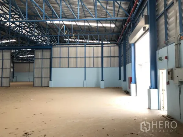 货栈 出租在Samut Prakan - 仓库装卸区，配高位卷帘门，车辆通行方便。