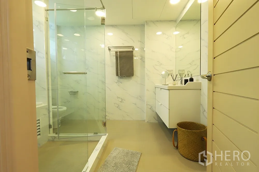 คอนโด ให้เช่าในWatthana, Bangkok - ห้องน้ำสมัยใหม่ พร้อมตู้ลอย ผนังลายหินอ่อน และห้องอาบน้ำกระจก