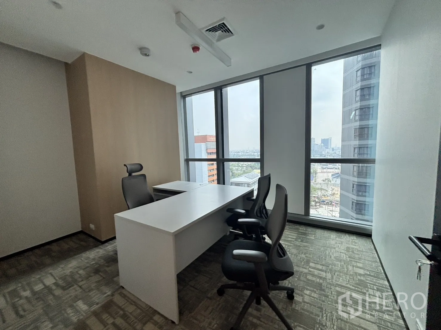 สำนักงาน ให้เช่าในHuai Khwang, Bangkok - ห้องทำงานส่วนตัวพร้อมโต๊ะสีขาวและกระจกเต็มบานวิวเมือง