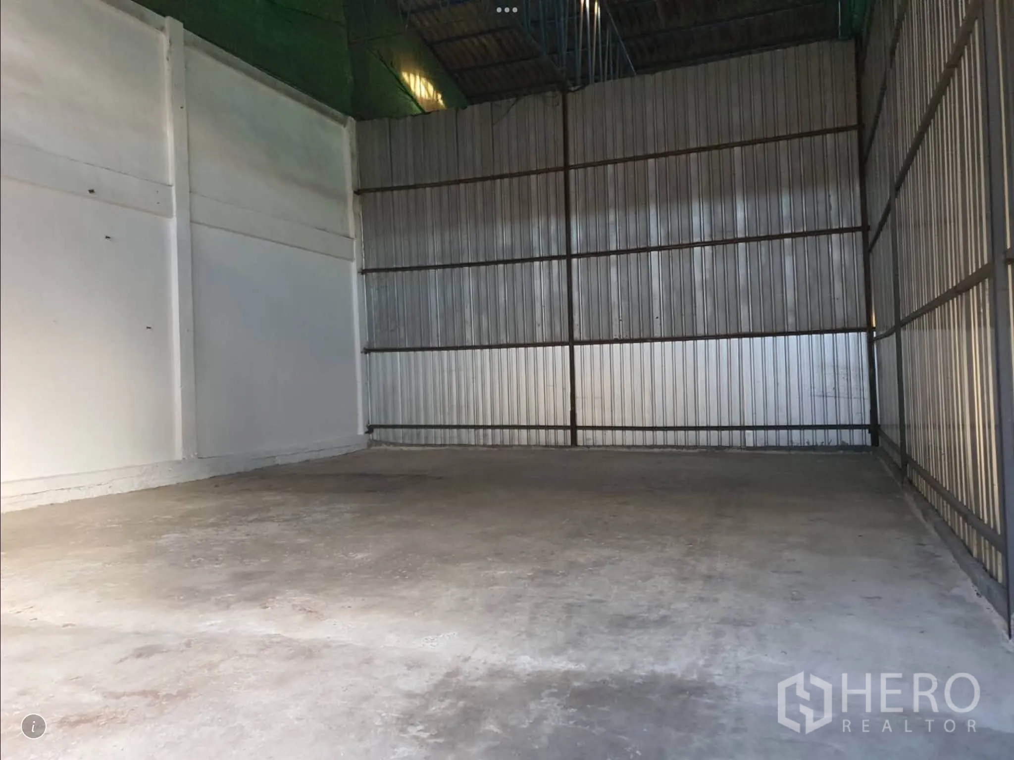 仓库 for rent in Bang Phli, Samut Prakan - 空置仓储区，混凝土地面与波纹金属墙。