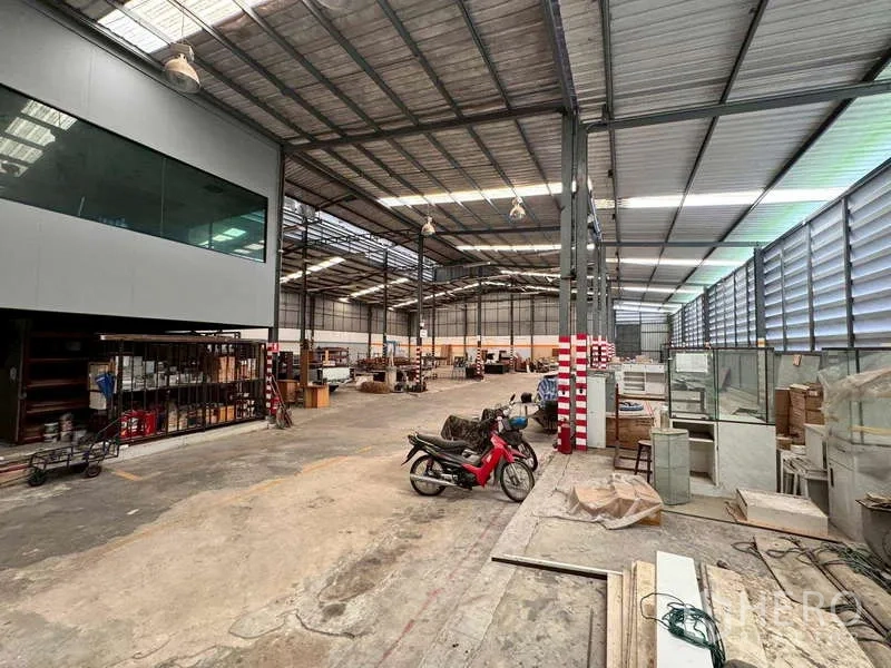 Warehouse for rent in Prawet, Bangkok - Expansive production and storage area with high ceilings and skylights.