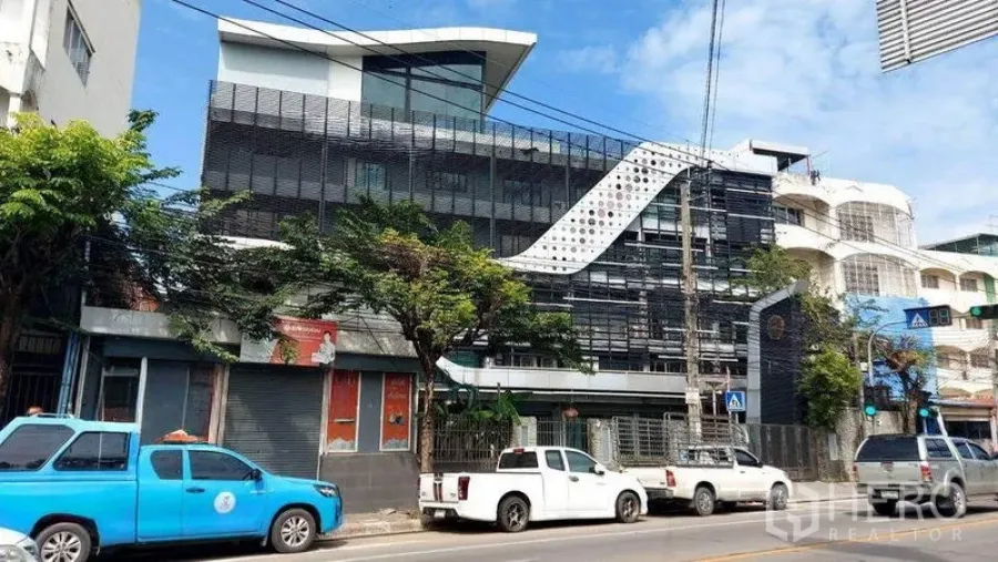 带办公室的家 出租在Nong Khaem, Bangkok - 面向街道的当代风格外立面，波纹格栅与路侧停车位。