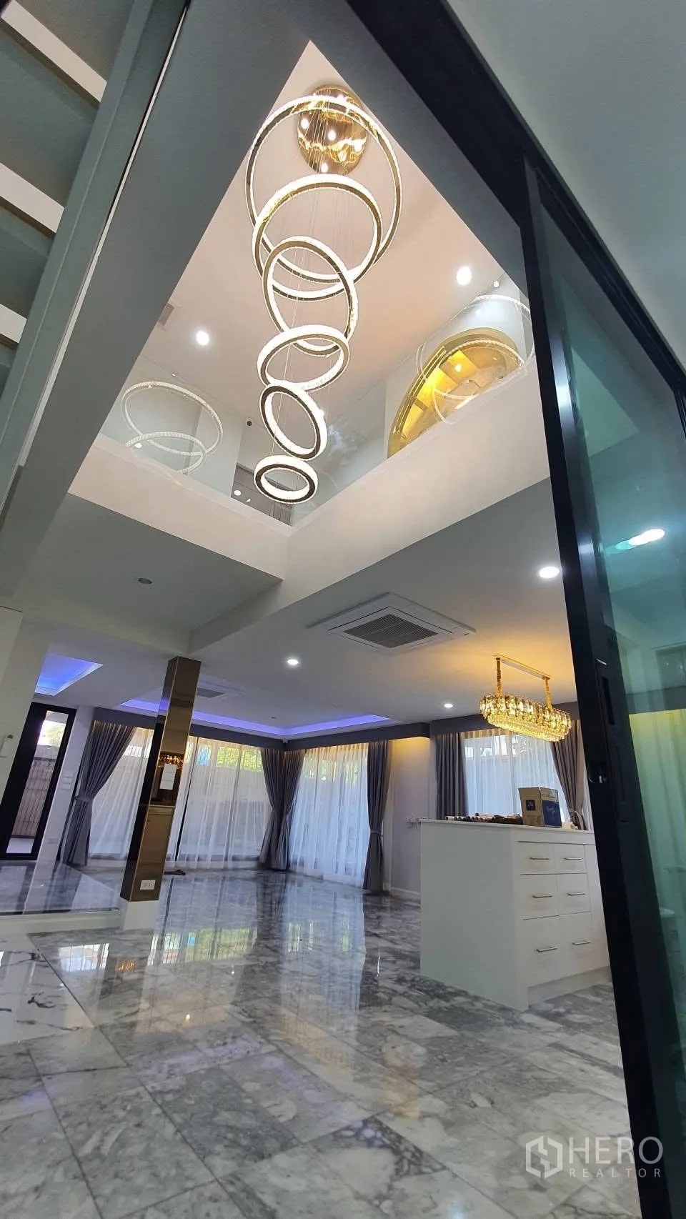 บ้านเดี่ยว for rent in Lat Phrao, Bangkok - พื้นที่โถงสูงสองชั้นกับโคมไฟห้อยวงแหวนสวยงาม