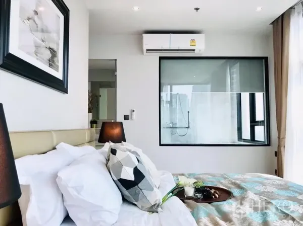 คอนโด ให้เช่าในWatthana, Bangkok - ห้องนอนอบอุ่น เตียงบุนุ่ม พร้อมช่องกระจกภายในมองเห็นห้องน้ำ