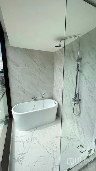 คอนโด ให้เช่าในWatthana, Bangkok - ห้องน้ำตกแต่งหินอ่อนพร้อมอ่างอาบน้ำแบบลอยตัวและโซนอาบน้ำกระจก