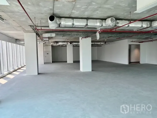 办公空间 出租在Sathon, Bangkok - 219㎡开放式办公楼层，外露空调管道与喷淋系统，立柱及落地窗，位于沙吞。