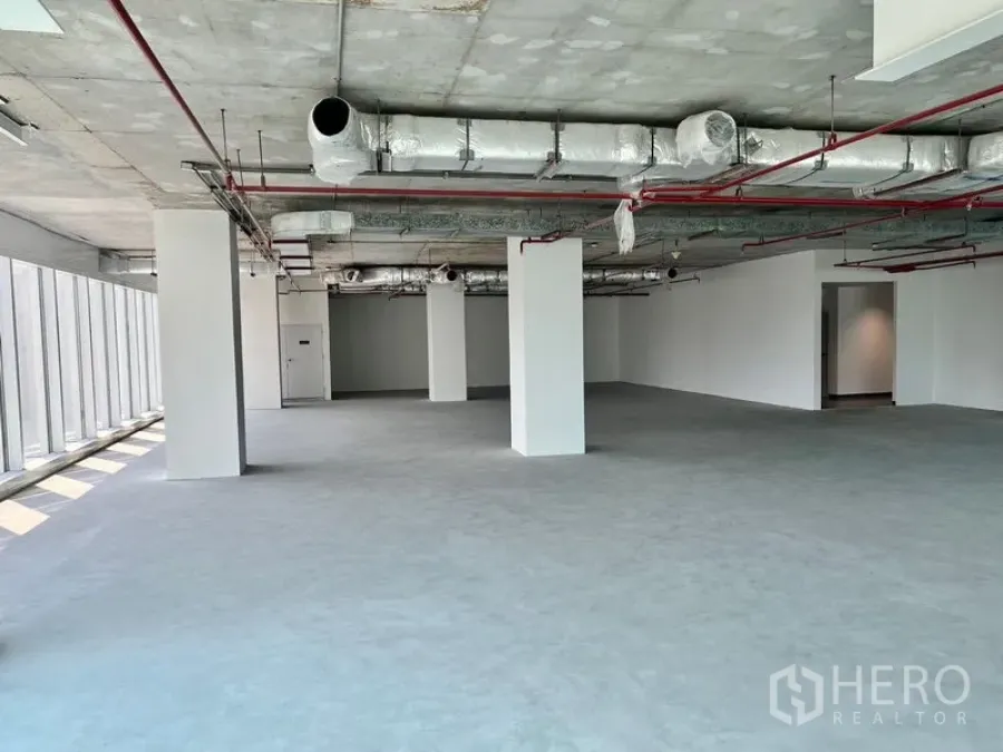 办公空间 出租在Sathon, Bangkok - 219㎡开放式办公楼层，外露空调管道与喷淋系统，立柱及落地窗，位于沙吞。
