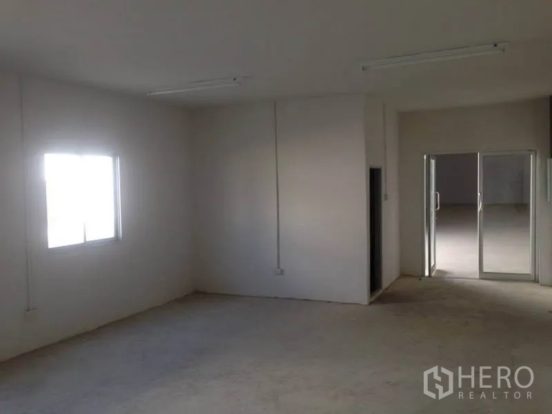 货栈 出租在Bang Bua Thong, Nonthaburi - 仓库内的办公房间，带窗户与推拉玻璃门