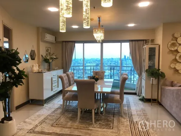 公寓 出售在Yan Nawa, Bangkok - 优雅餐厅配水晶吊灯与落地窗，连接可观景的阳台。