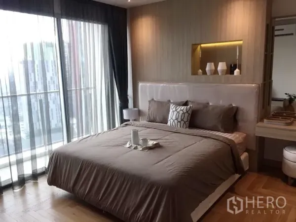 公寓 出售在Watthana, Bangkok - 主卧配大床与木质装饰，落地窗尽览城市天际线。