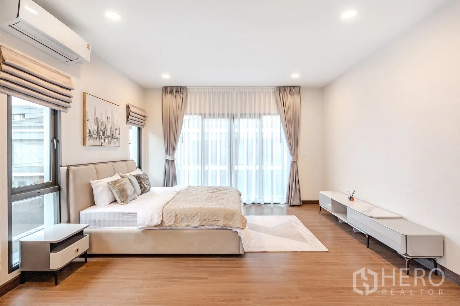 Detached House for rent in Bang Phli, Samut Prakan - Master bed framed by corner windows and layered blinds