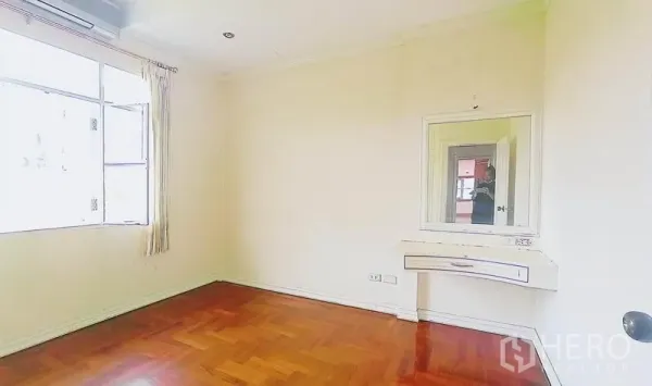 独立式住宅 出售在Bang Kapi, Bangkok - 采光卧室，拼花木地板，大窗户与内置梳妆台。