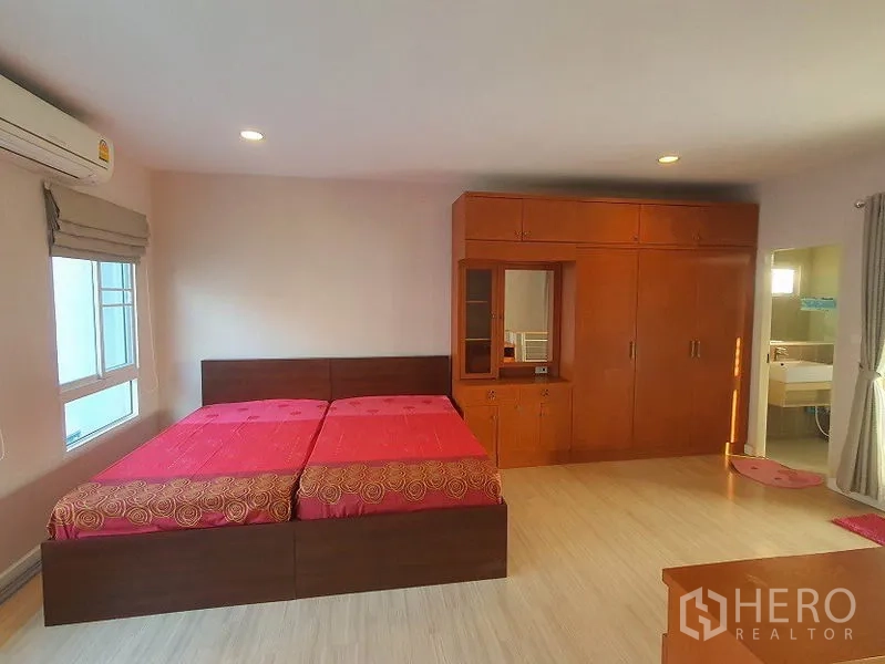 联排别墅 出租在Wang Thonglang, Bangkok - 主卧另一角度，双人床与柜体并通往卫生间