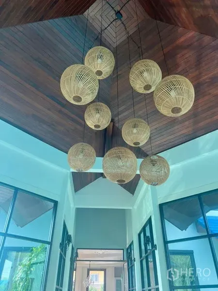 บ้าน ขายในPrawet, Bangkok - โถงเพดานสูงตกแต่งฝ้าไม้และโคมไฟหวายแขวน