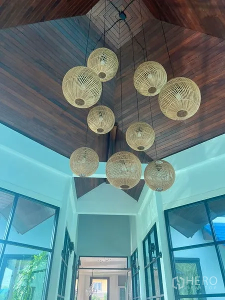 บ้าน ขายในPrawet, Bangkok - โถงเพดานสูงตกแต่งฝ้าไม้และโคมไฟหวายแขวน