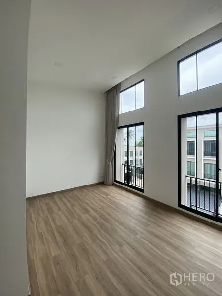 联排别墅 出租或出售在Bang Khae, Bangkok - 宽敞的楼上房间，挑高天花、木地板与多扇高窗带法式栏杆