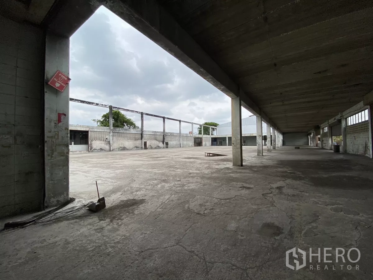 Factory for sale in Bang Phli, Samut Prakan - Covered work area under concrete roof looking out to the main yard.