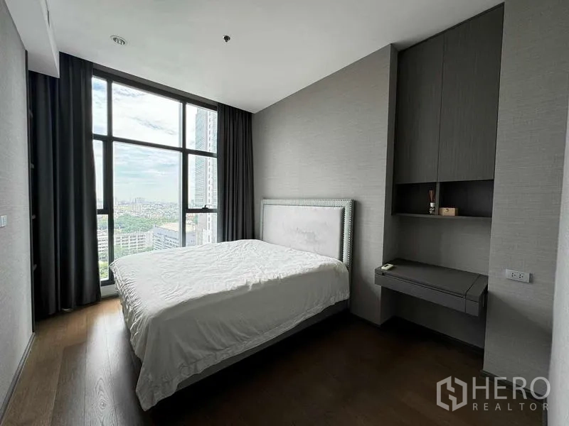公寓 出售在Bang Rak, Bangkok - 卧室设高窗观景、遮光窗帘与内置收纳书桌。