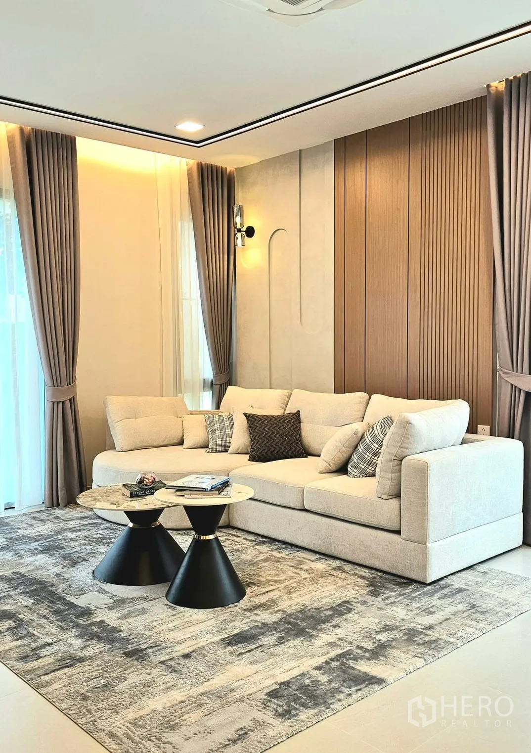 独栋房屋 for rent in Bang Phli, Samut Prakan - 客厅配L形沙发、双圆形茶几与高帘。