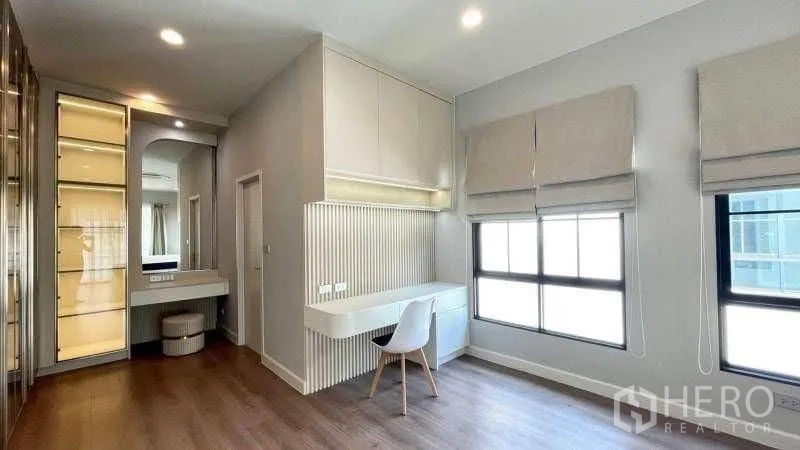 独栋房屋 for rent or sale in Bang Phli, Samut Prakan - 宽敞书房/卧室，落地窗与玻璃衣柜