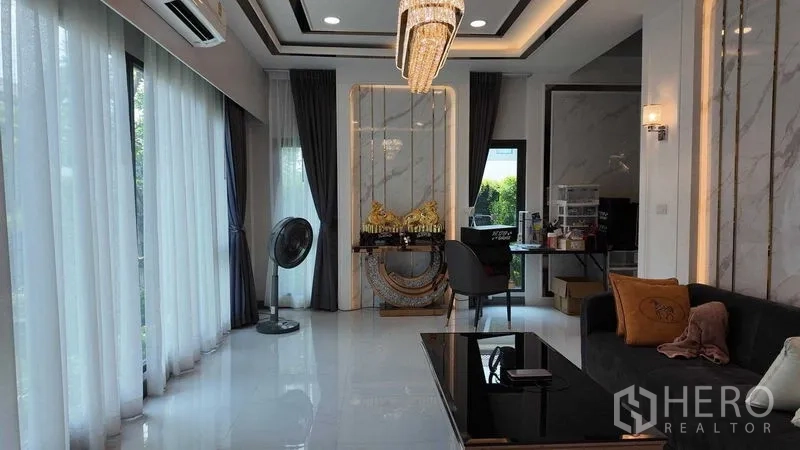 บ้าน ให้เช่าหรือขายในBang Na, Bangkok - ห้องรับแขกทางการ โคมไฟคริสตัล ผนังหินอ่อน และวิวสวน