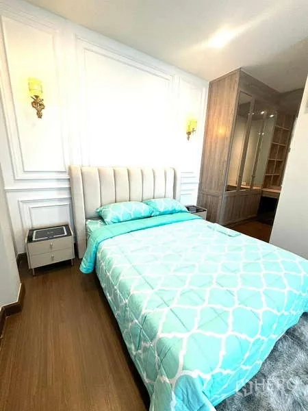 独立式住宅 出租在Bang Phli, Samut Prakan - 温馨卧室，青绿色床品、墙面线条与衣帽间入口
