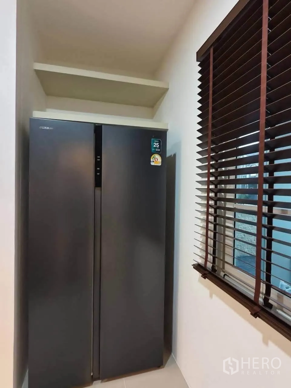 บ้านเดี่ยว for rent in Bang Phli, Samut Prakan - ตู้เย็นสองประตูตั้งในช่องบิวท์อินข้างหน้าต่างบานเกล็ด.