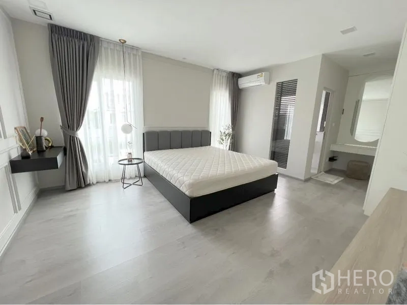 บ้าน ให้เช่าหรือขายในPrawet, Bangkok - ห้องนอนมาสเตอร์กว้าง โปร่งแสง พร้อมมุมโต๊ะเครื่องแป้งและห้องน้ำในตัว.