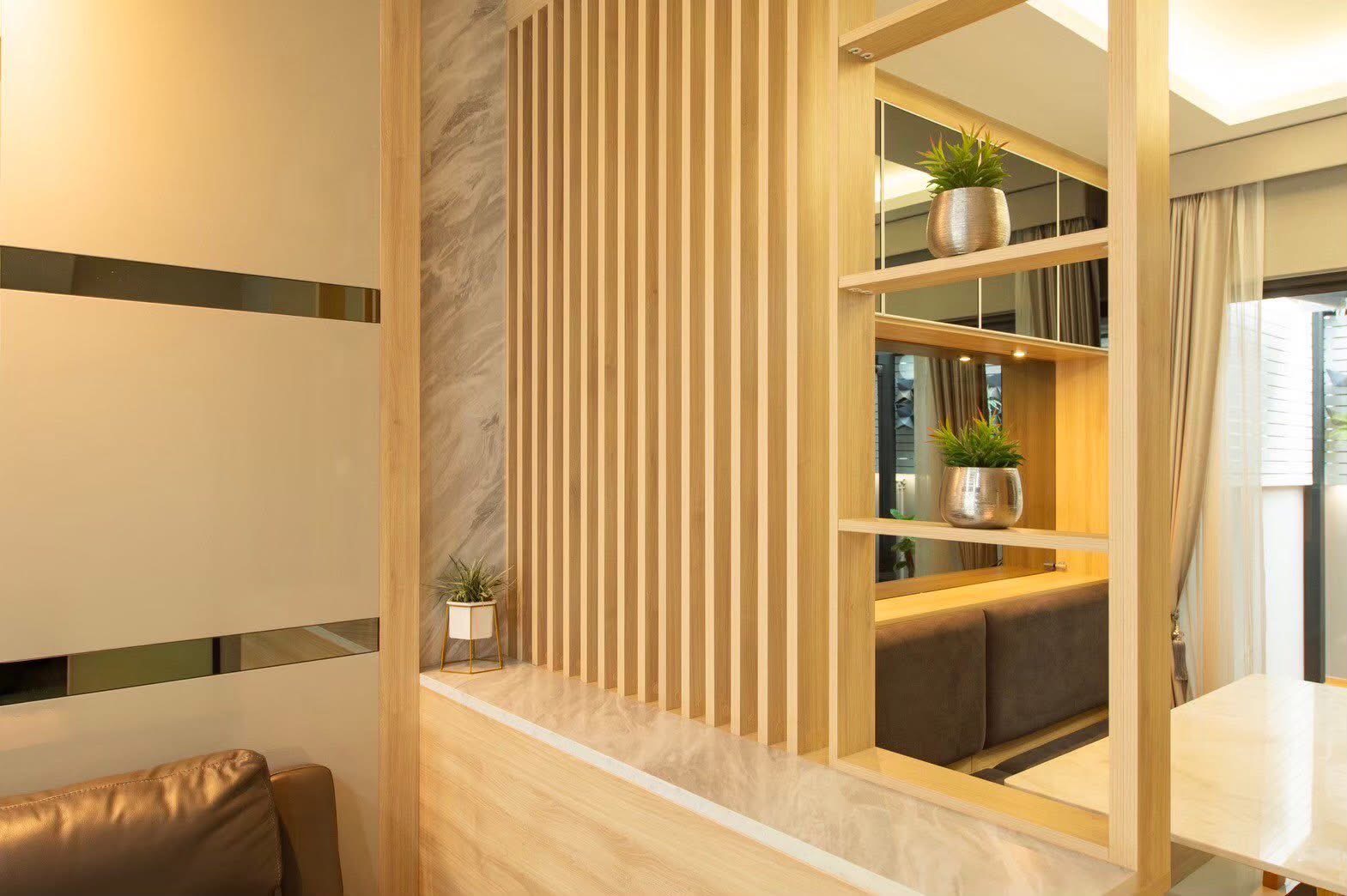 Townhouse for rent or sale in Lat Phrao, Bangkok - Close-up of wooden slatted partition with mirrors and small potted plants.