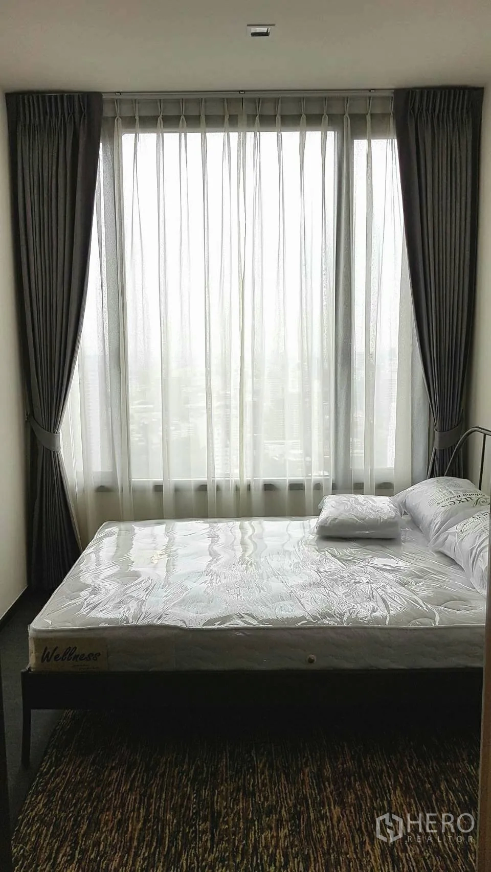 คอนโด ให้เช่าในWatthana, Bangkok - ห้องนอนมีหน้าต่างบานใหญ่ ผ้าม่านทึบ และเตียงพร้อมใช้งาน