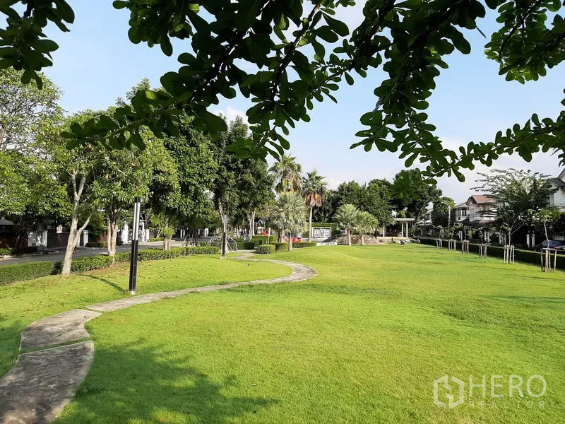 Detached House for rent in Bang Kapi, Bangkok - Community green park with wide lawn, walking path and mature trees.