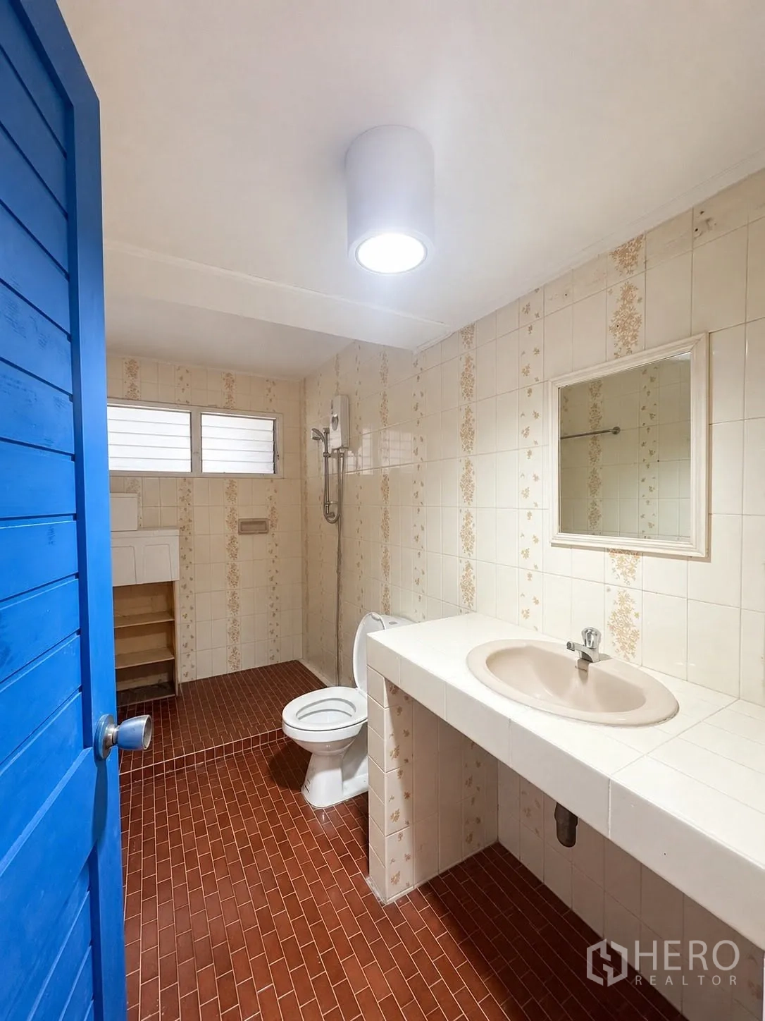 办公室 for rent in Phaya Thai, Bangkok - 卫生间铺瓷砖，设宽台面与淋浴装置。