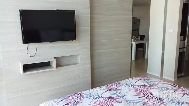 คอนโด ให้เช่าในWatthana, Bangkok - ผนังห้องนอนลายไม้โทนอ่อนพร้อมทีวีจอติดผนัง