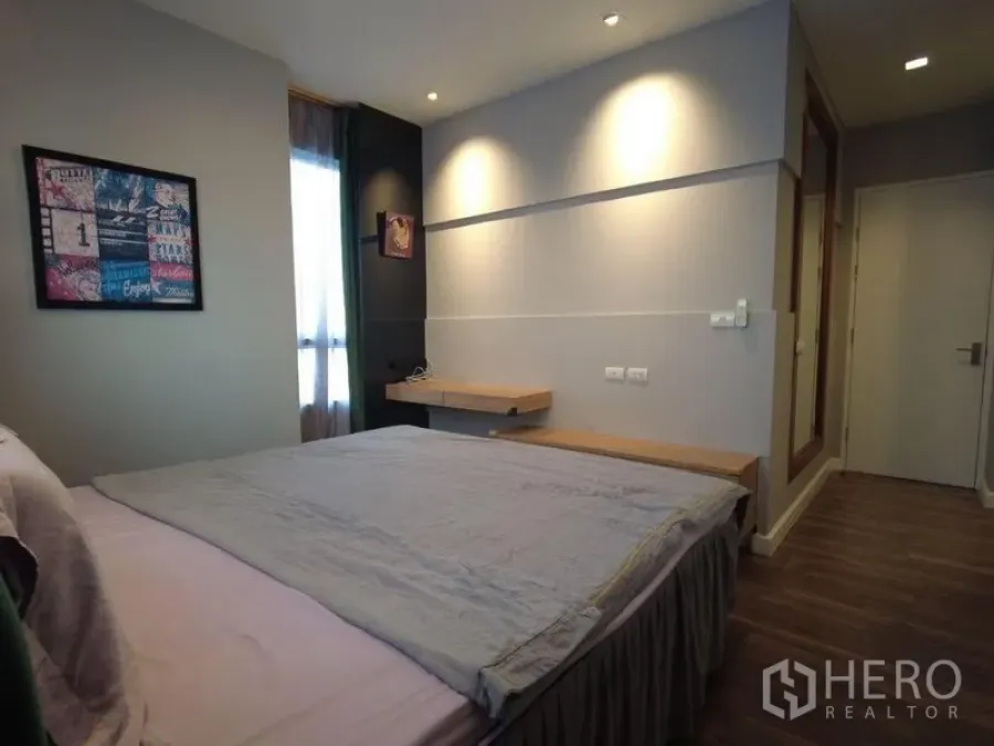 公寓 出租在Watthana, Bangkok - 温馨卧室，墙面射灯、悬浮书桌与木地板