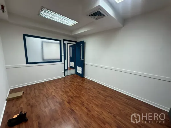 Office Space for rent in Khlong Toei, Bangkok - Partitioned office room opening to the corridor, white walls and blue doors.