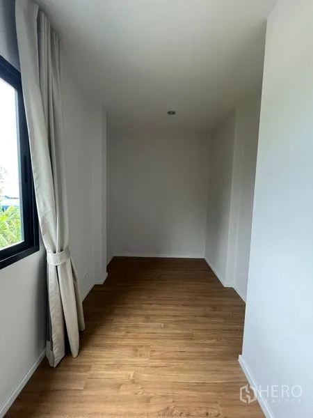 Detached House for rent in Saphan Sung, Bangkok - Compact alcove or study nook with window and wood flooring.