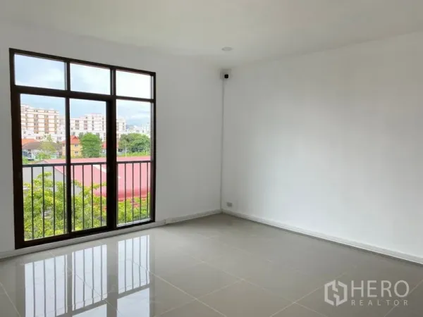 带办公室的家 出租在Wang Thonglang, Bangkok - 楼上房间，高窗俯瞰城市与树梢屋顶景观。