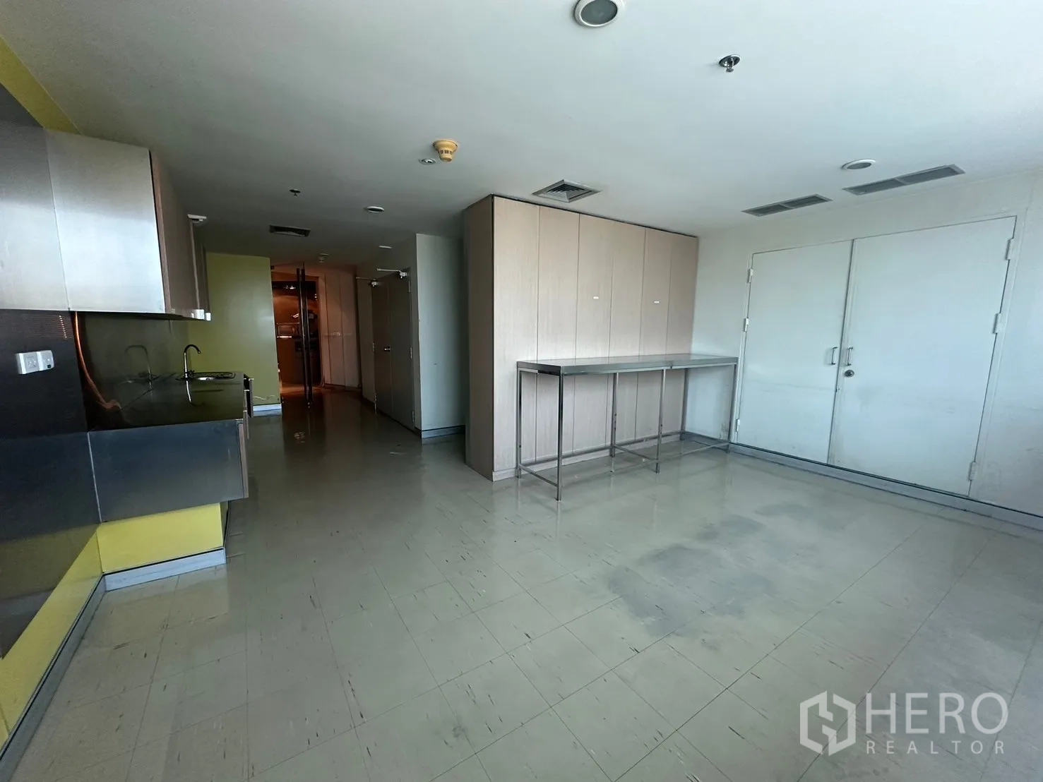 Office Space for rent in Khlong Toei, Bangkok - Generous pantry and breakout area with built-in cabinets and counter space.