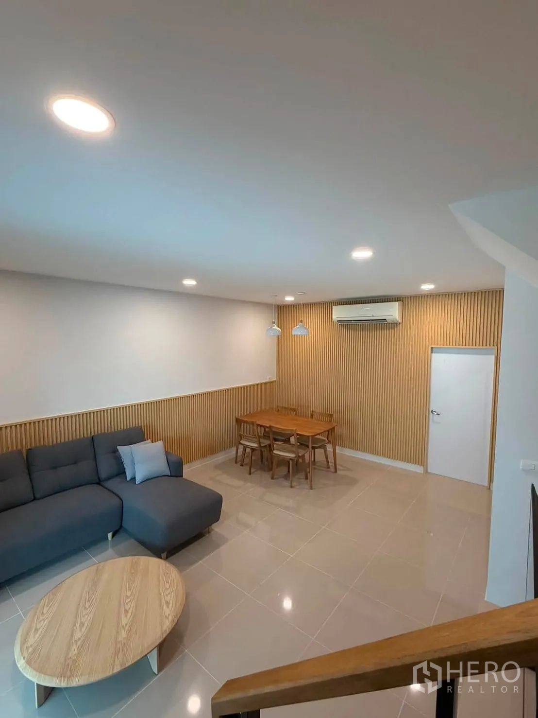 ทาวน์เฮาส์ for rent in Bang Phli, Samut Prakan - พื้นที่นั่งเล่นและรับประทานอาหาร ผนังลายไม้กับไฟดาวน์ไลท์