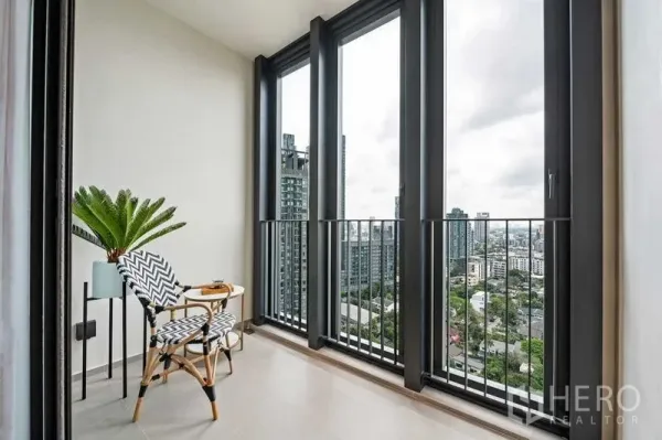 公寓 出租或出售在Khlong Toei, Bangkok - 高层阳台，超高窗户俯瞰曼谷城市天际线。