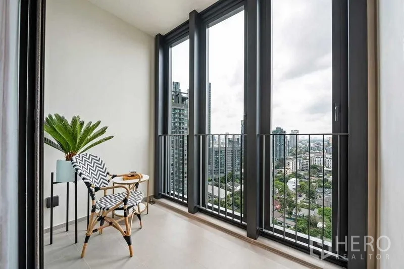 公寓 出租或出售在Khlong Toei, Bangkok - 高层阳台，超高窗户俯瞰曼谷城市天际线。