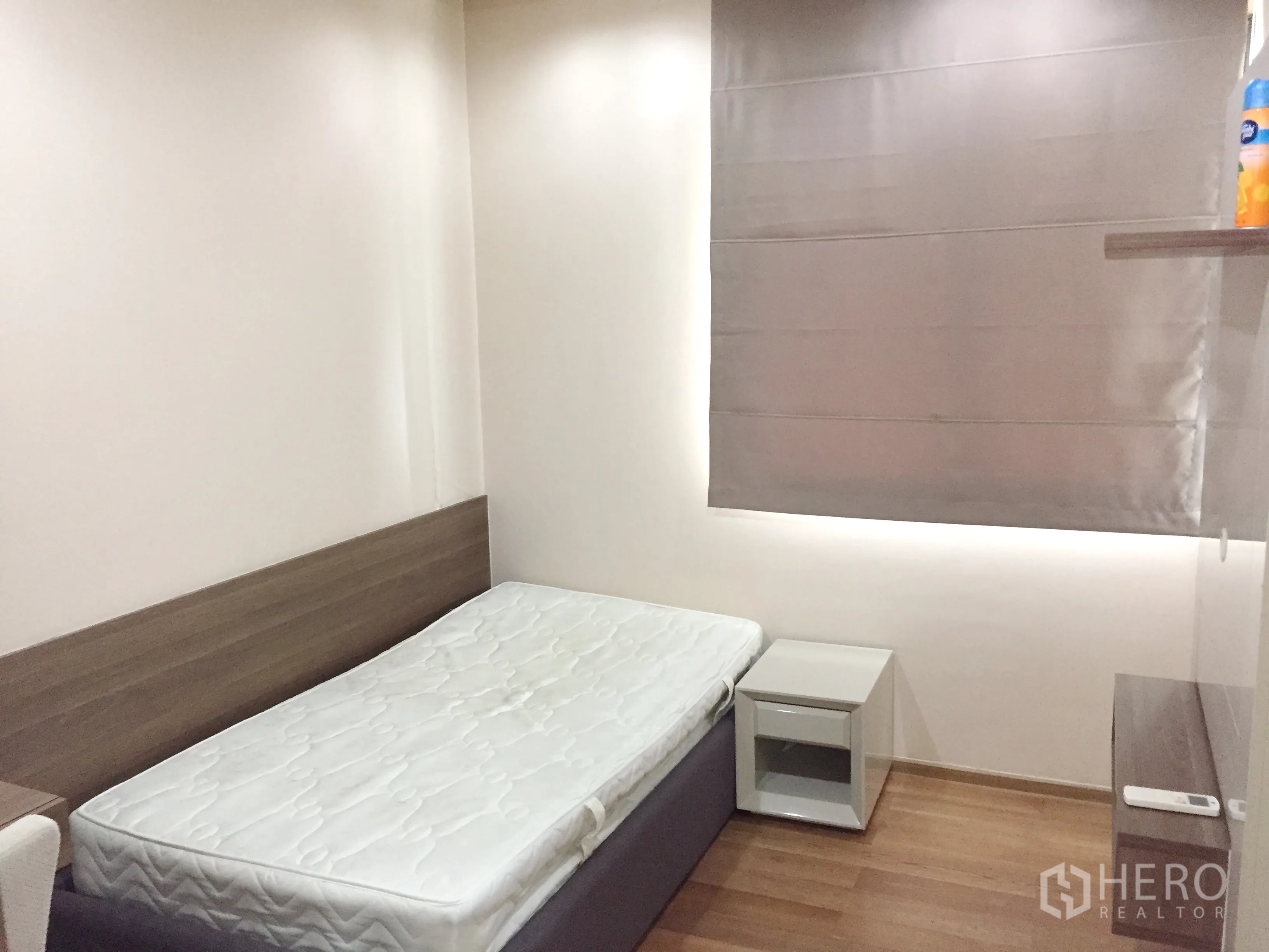 Condominium for rent in Bang Rak, Bangkok - Cozy second bedroom with single bed, wood floors and blackout roman shade.