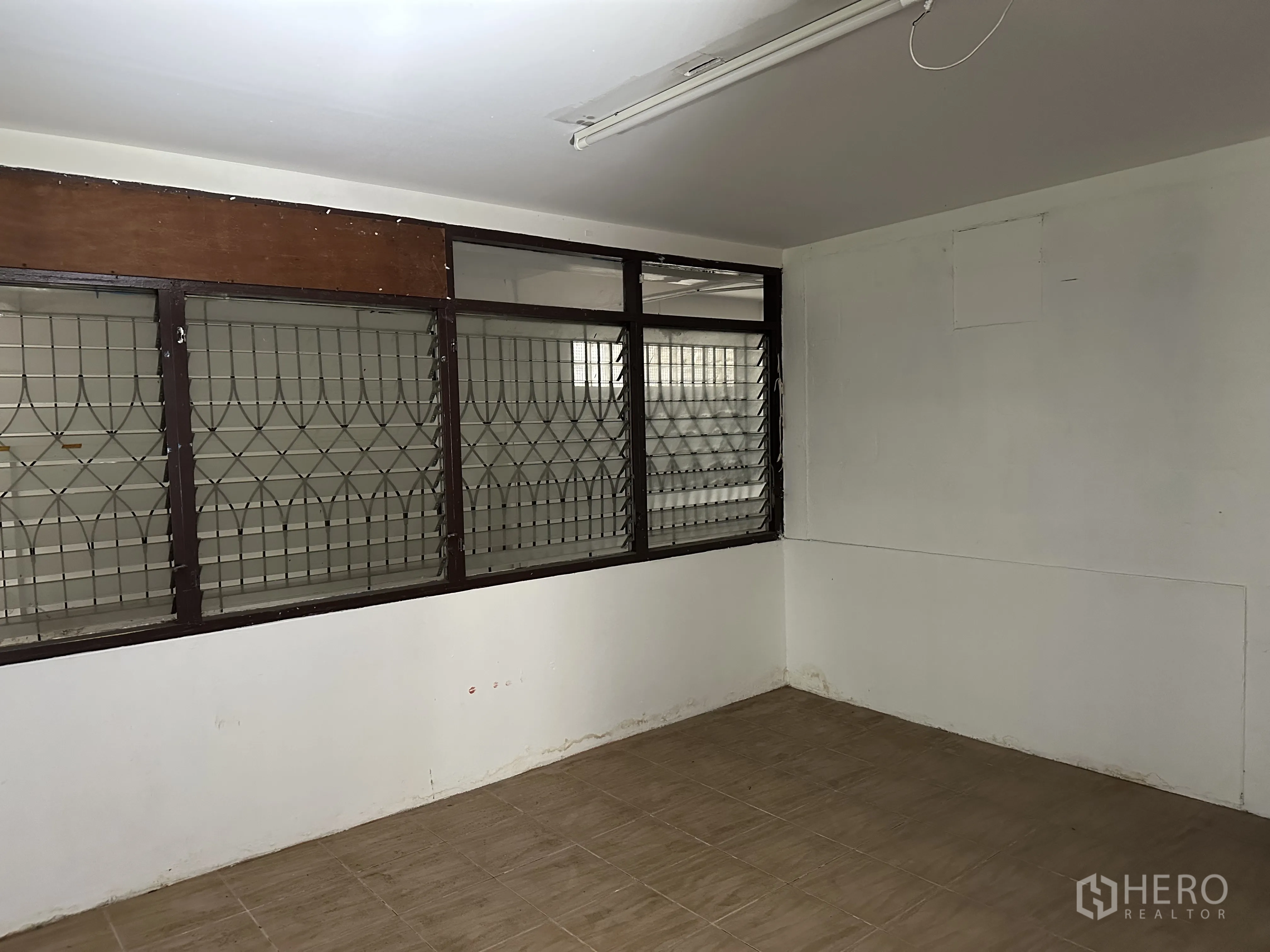 家庭办公室 for rent in Suan Luang, Bangkok - 小型办公室空间，瓷砖地面与防护栏窗。