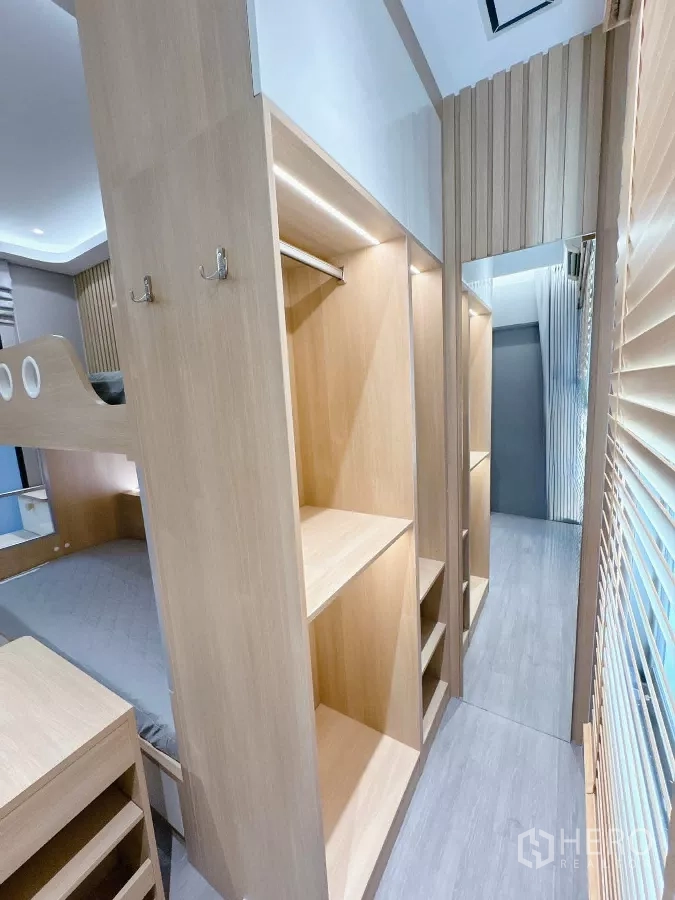 Townhouse for rent or sale in Lat Phrao, Bangkok - Walk-in closet with open shelving and hanging space.