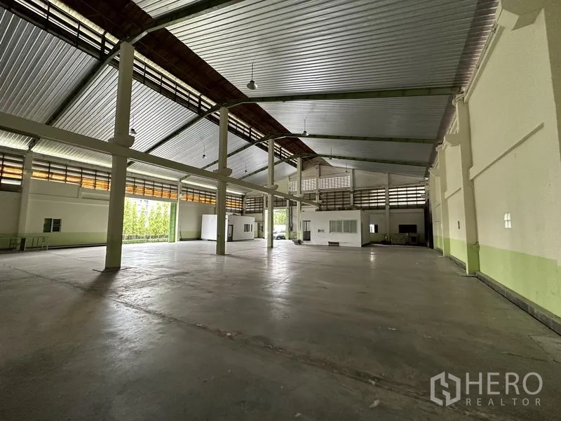Warehouse for rent in Lat Krabang, Bangkok - Broad columned warehouse hall showing ventilation panels and natural light along the side walls.